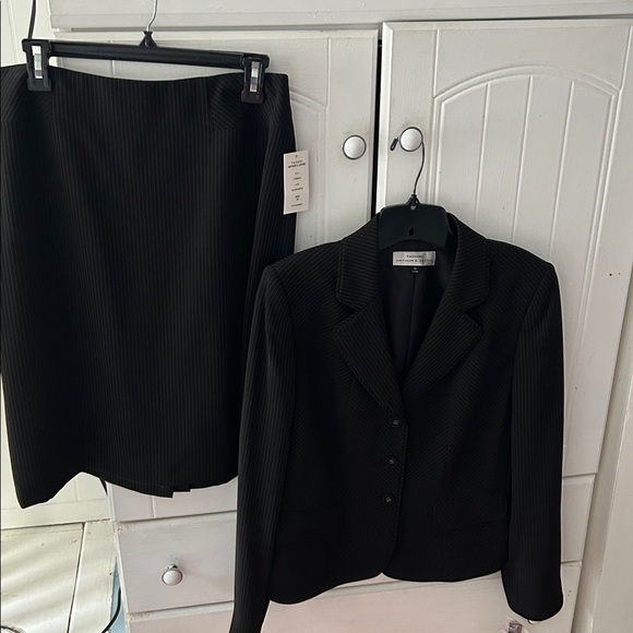 Tahari Jackets & Blazers - Tahari Black and White Pinstripe Two Piece Suite NEW WITH TAGS, Smoke Free Home